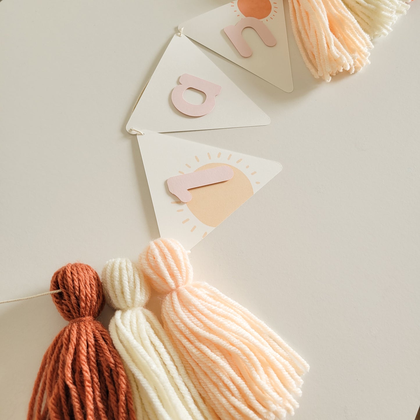 Mini guirlande ''1 an'' avec pompons pour chaise haute / Soleil