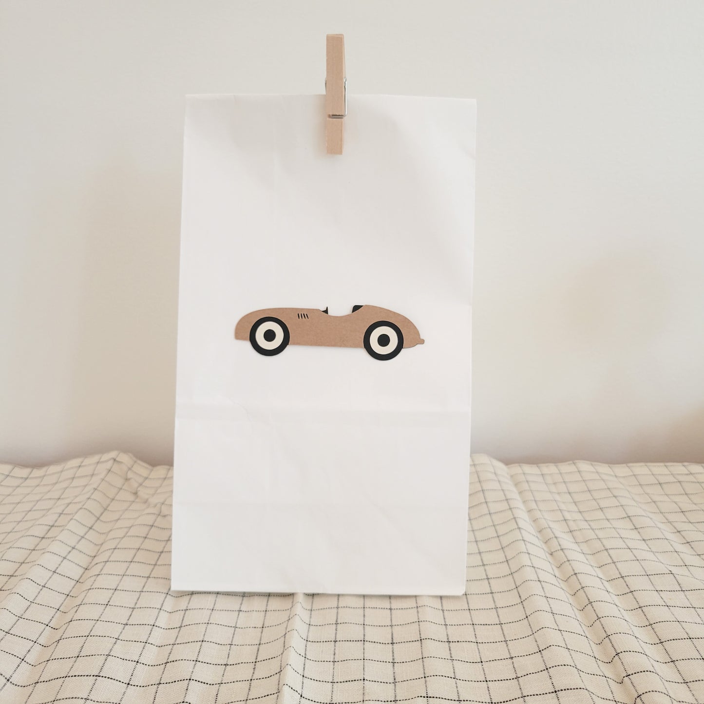 White surprise bag/Kraft car