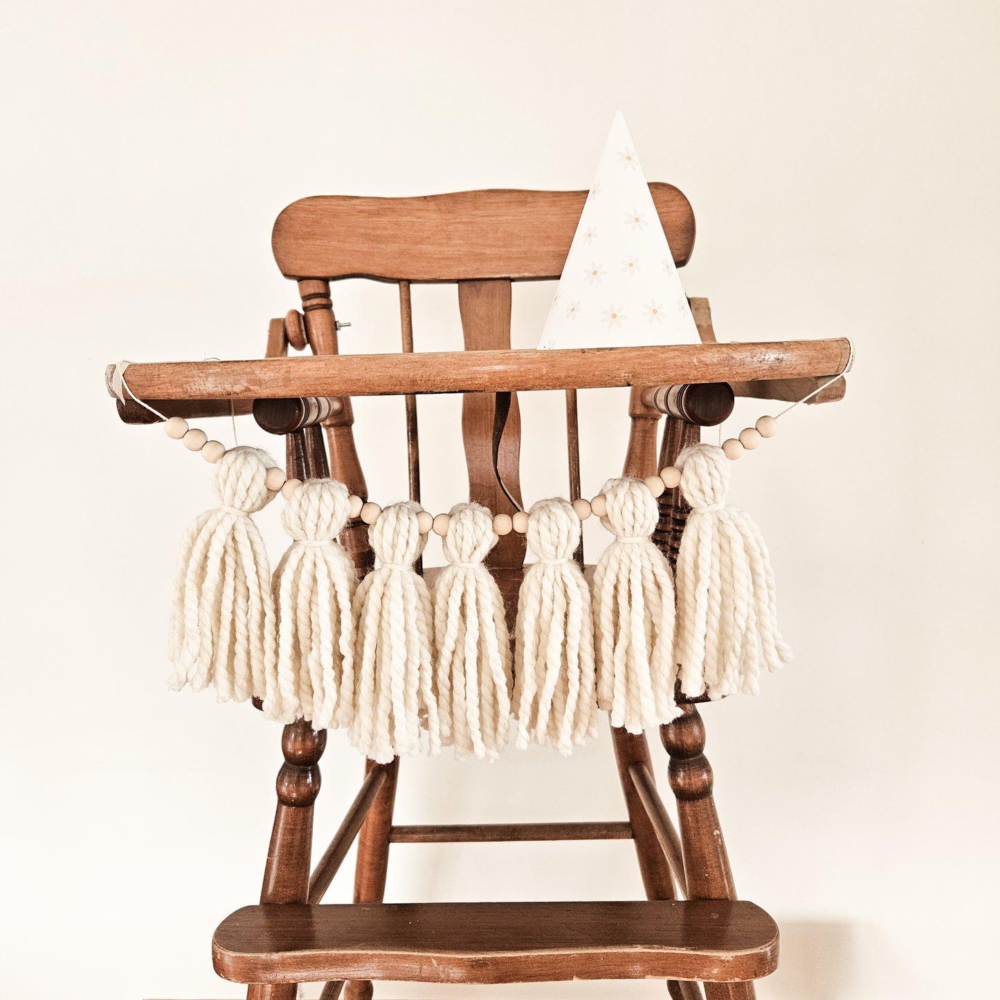 Guirlande de pompons & billes de bois pour chaise haute / couleur crème