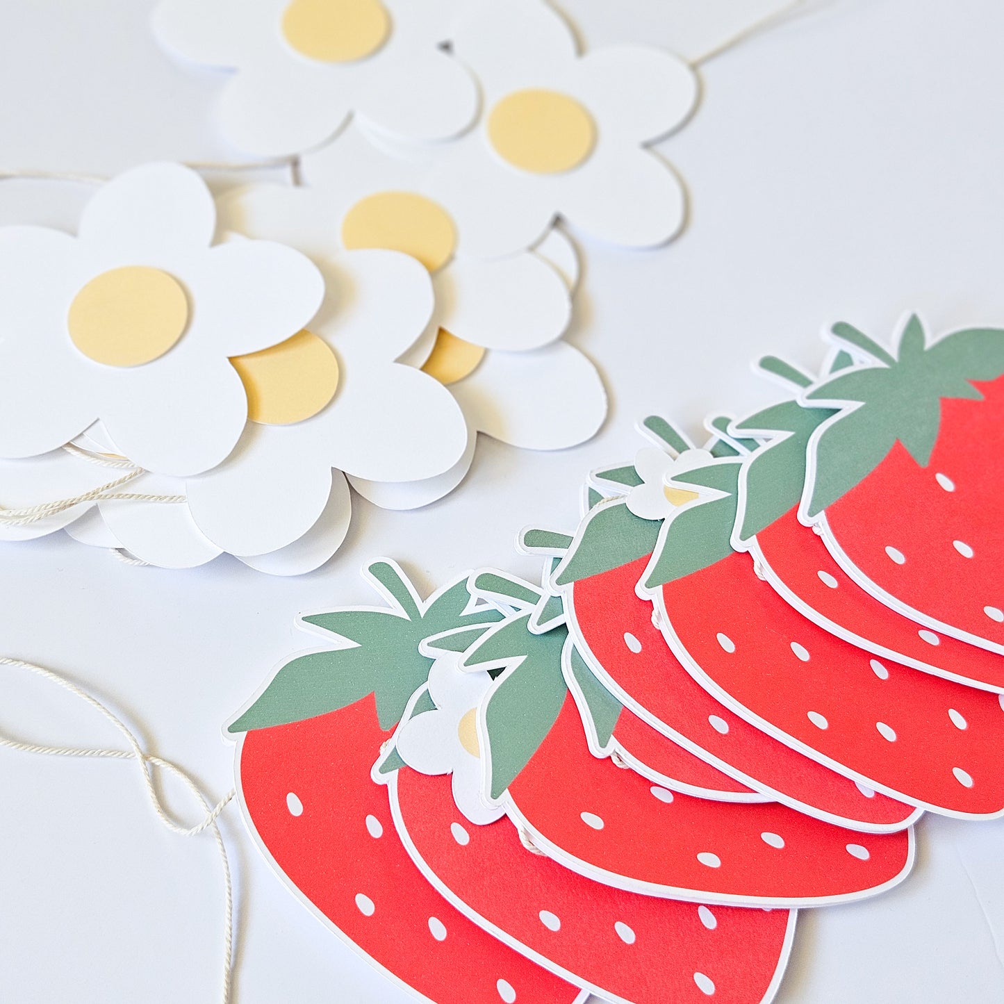 Set of 2 decorative garlands Flowers &amp; Strawberries / Strawberries