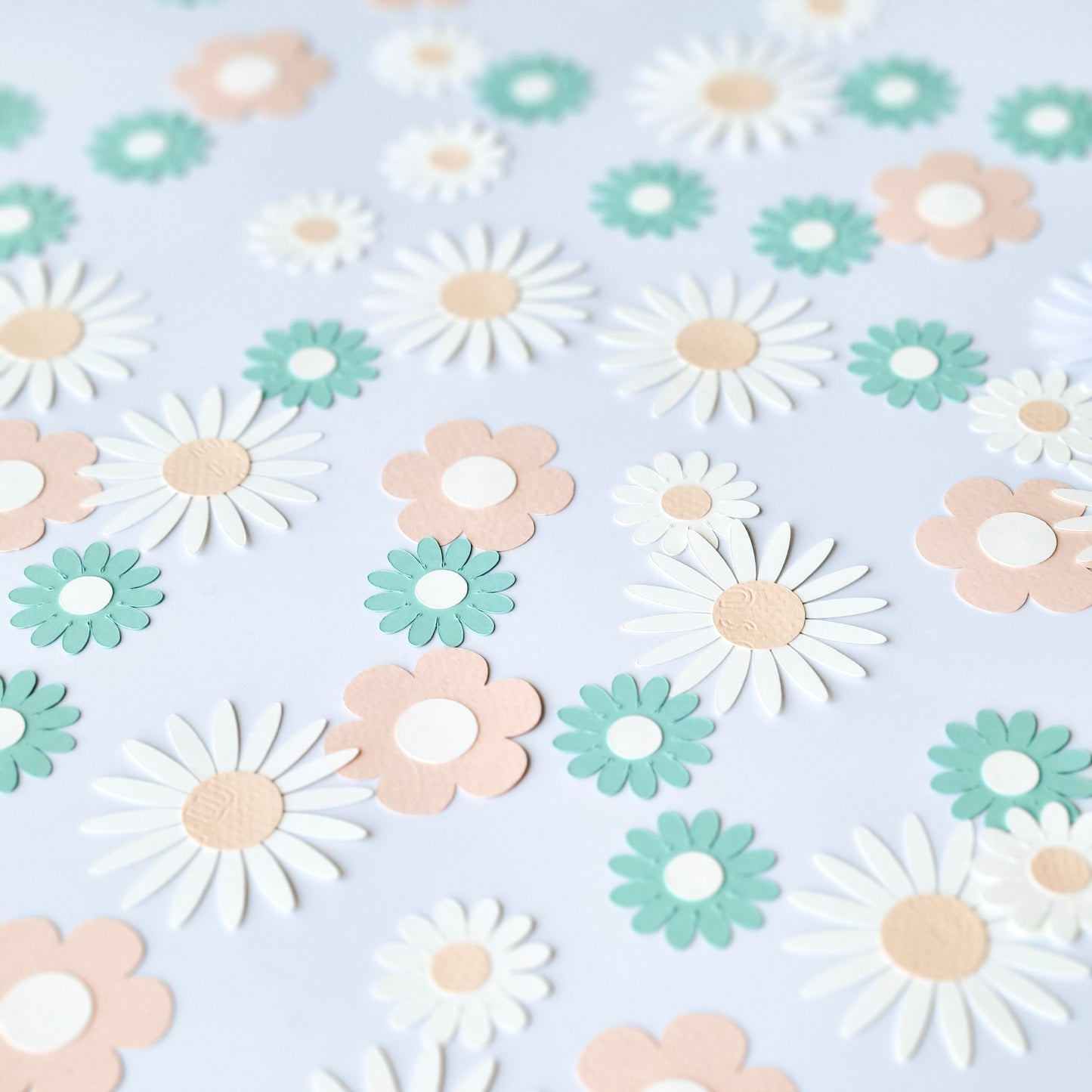30 Confettis de table / fleurs