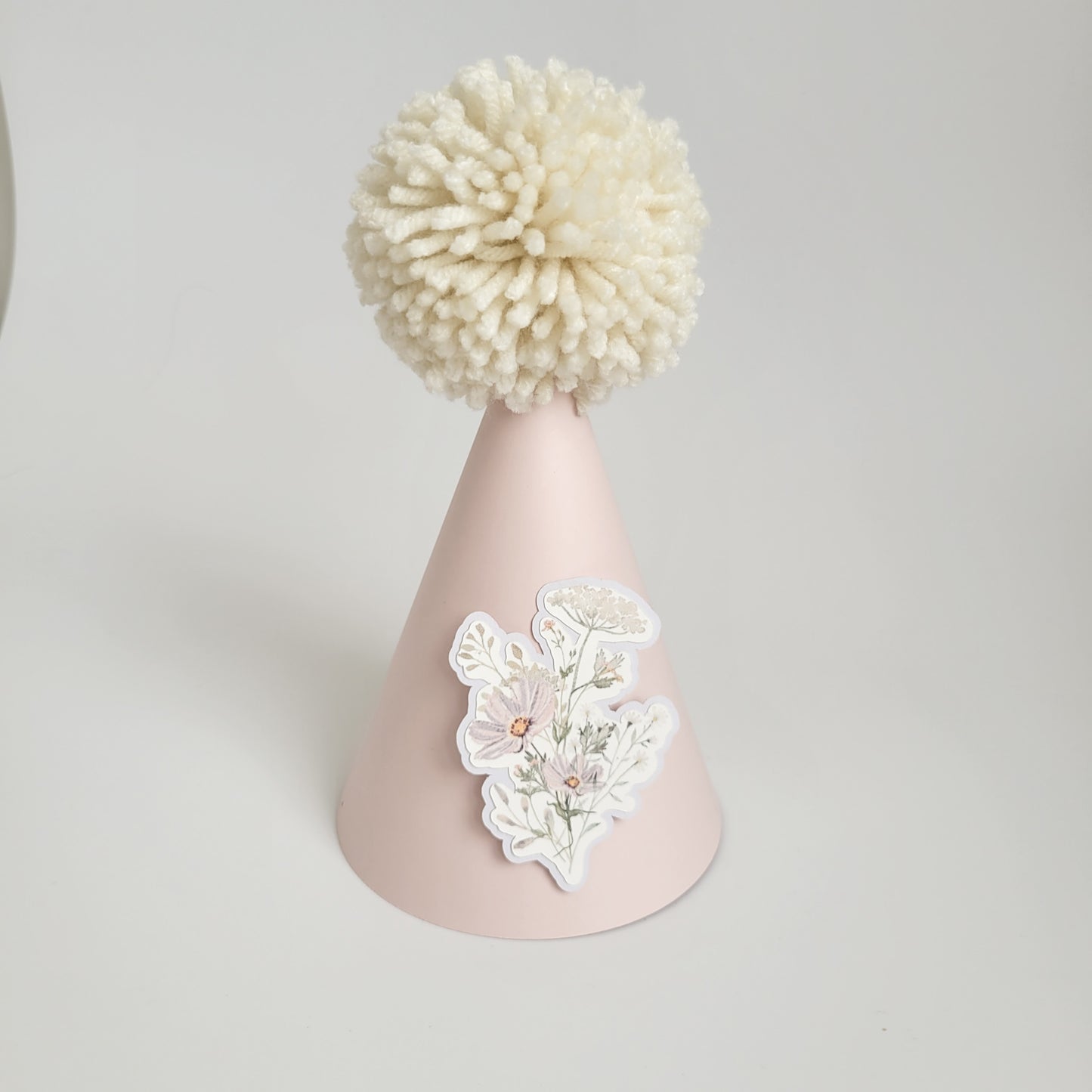 Chapeau de fête Rose pâle avec bouquet Lilas / Fleurs sauvages