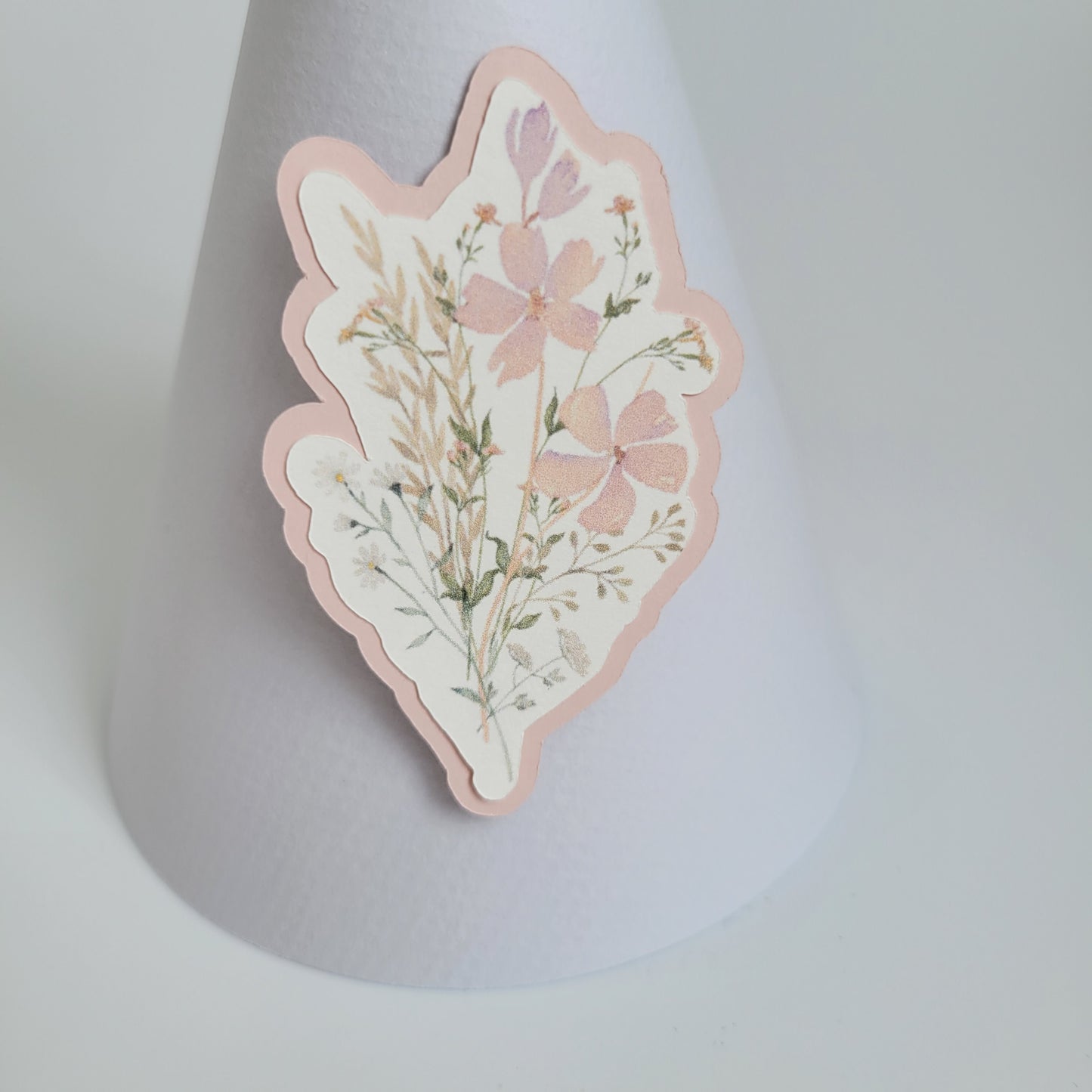 Chapeau de fête Lilas avec bouquet Rose pâle / Fleurs sauvages
