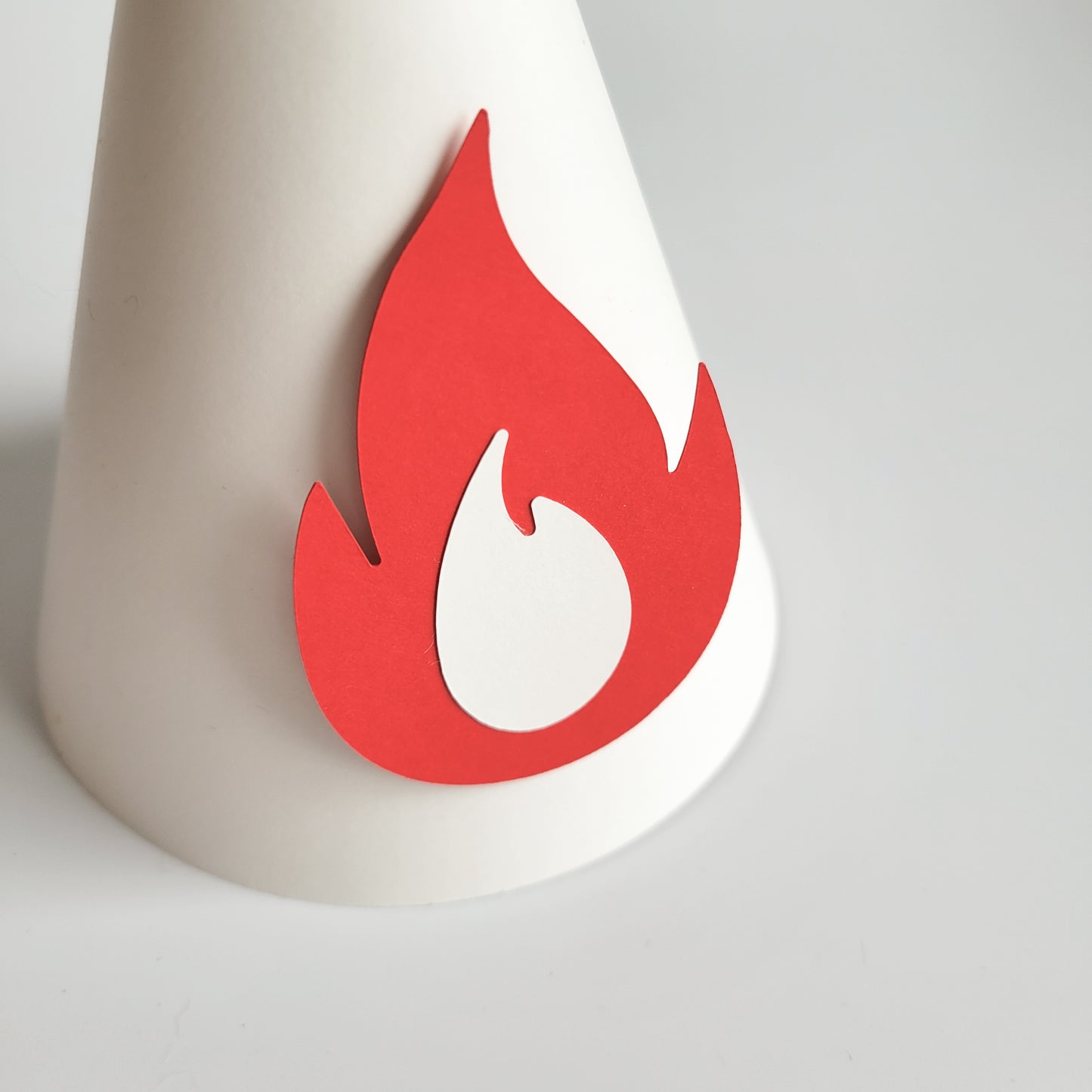 Chapeau de fête Blanc flamme rouge / Pompier